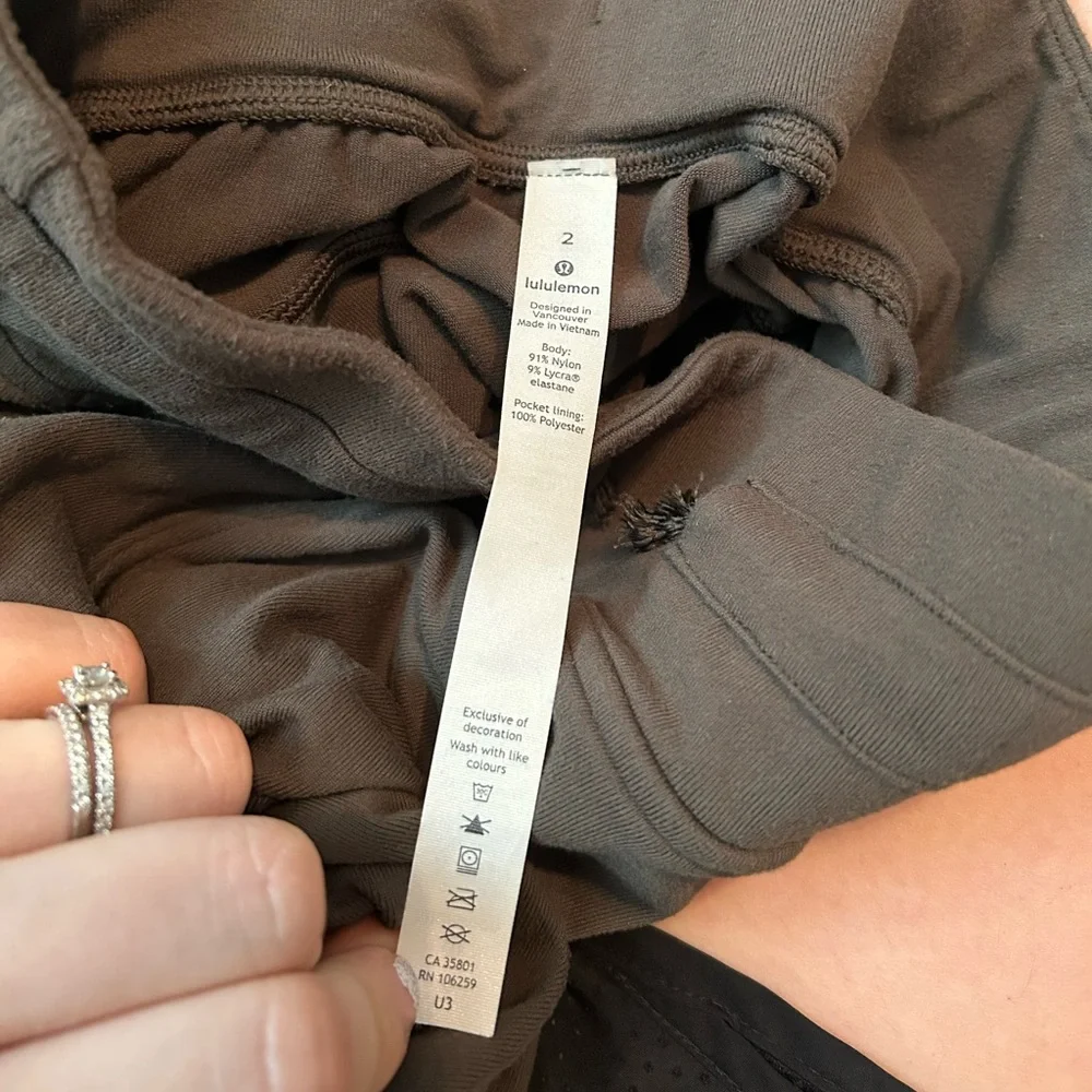 Lululemon olive green joggers size 2‎
